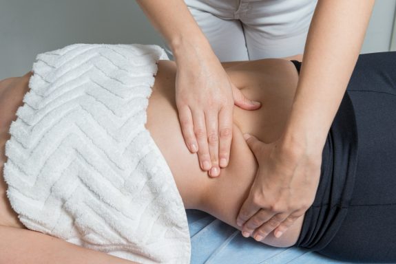 Bauchmassage (© unplash.de - Getty Images)